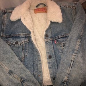 LEVI’S WOMENS JEAN JACKET